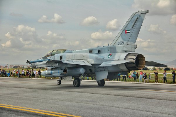 Quels types de chemisiers en satin privilégier pour un look professionnel chic?