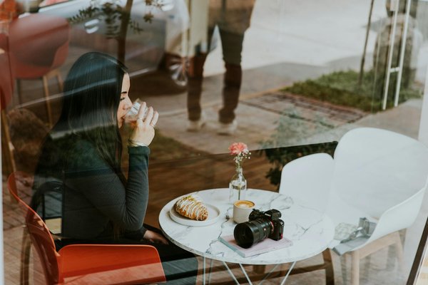 Quels sont les avantages d'utiliser des sérums à base de peptides pour la peau?